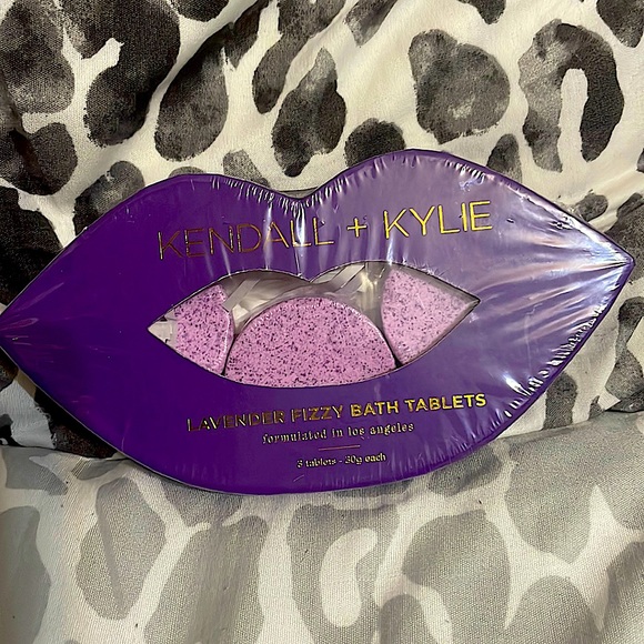 Kendall & Kylie Lavender Fizzy Bath Tablets NWT/set of 3 - Picture 2 of 4